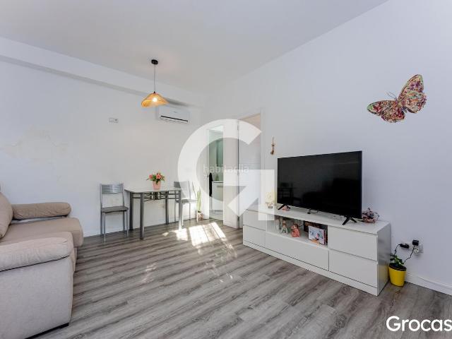 Piso en venta en Cornellà de Llobregat, El Pedró. ÚNICO EN LA ZONA VIVIENDA CON DOS ESPACIOS PROPIOS Y ENTRADA INDEPENDIENTE. Pisos Cornellà de.