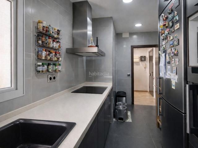Piso en venta en Cornellà de Llobregat, El Pedró. Luminoso con suelo de parket, recién pintado y ascensor. Pisos Cornellà de.