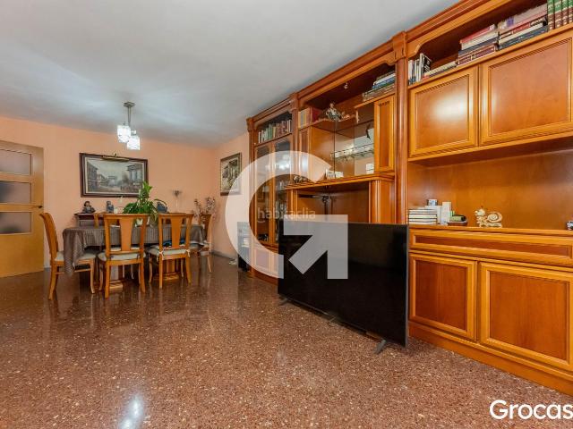 Piso en venta en Cornellà de Llobregat, El Pedró. OPORTUNIDAD ÚNICA! PISO CON PISCINA, ASCENSOR Y BALCÓN. Pisos Cornellà de.