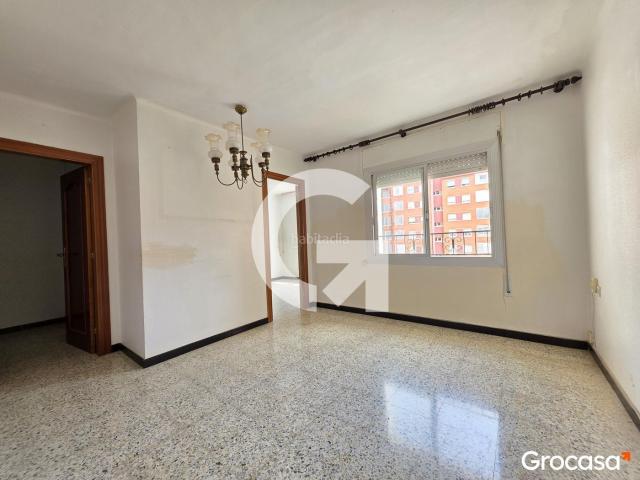 Piso en venta en Cornellà de Llobregat, El Pedró. Oportunidad en El Pedró! Piso de 3 habitaciones con ascensor. Pisos Cornellà de.