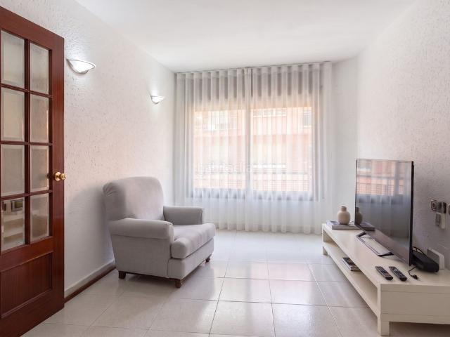 Piso en venta en Cornellà de Llobregat, El Pedró. PISO DE 3 HABITACIONES CON TERRAZA Y 2 BAÑOS PRIMERA PLANTA. Pisos Cornellà de.