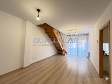 Piso en venta en Cornellà de Llobregat, La Gavarra. Vivienda reformado de 3 habitaciones con balcón y patio. Pisos Cornellà de.