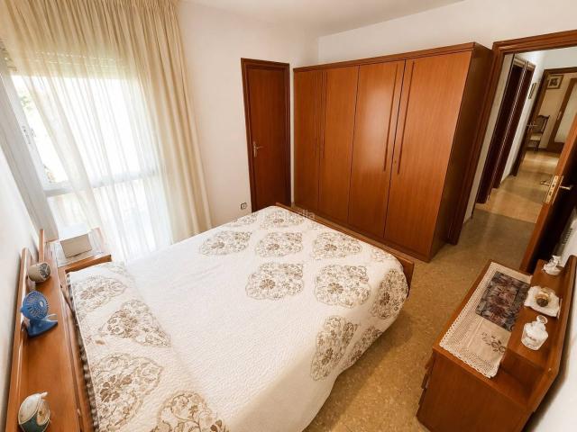 Piso en venta en Cornellà de Llobregat, La Gavarra. JUNTO CARRETERA DE ESPLUGUES 86M2, 4 HABITACIONES Y ASCENSOR. Pisos Cornellà de.
