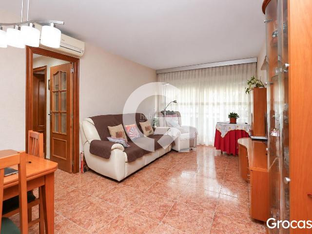 Piso en venta en Cornellà de Llobregat, La Gavarra. Luminoso bajo de 3 habitaciones con balcón, patio y excelente ubicación. Pisos Cornellà de.