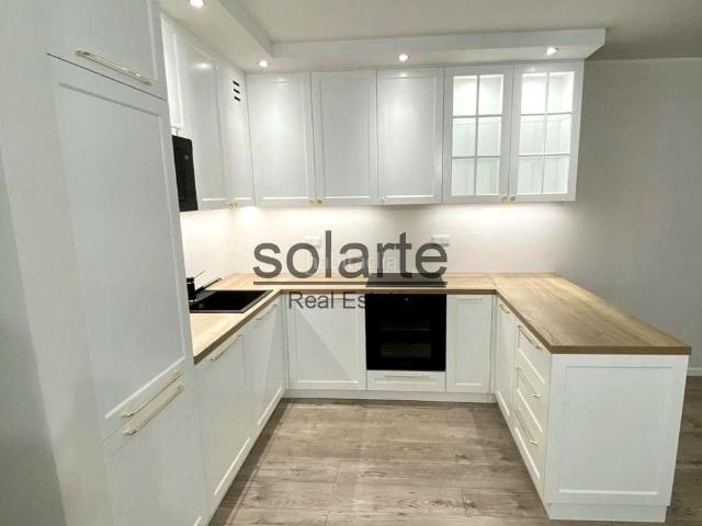 Piso en venta en Cornellà de Llobregat, La Gavarra. Luminoso piso exterior con balcón y excelente distribución. Pisos Cornellà de.
