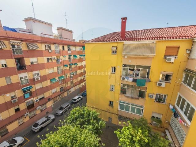 Piso en venta en Cornellà de Llobregat, La Gavarra. Piso de 3 habitaciones en la Av. Salvador Allende, zona La Gavarra Cornellà de Llobregat. Pisos Cornellà de.