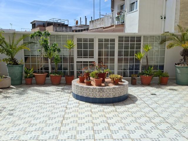 Piso en venta en Cornellà de Llobregat, La Gavarra. PISO DE CUATRO HABITACIONES CON TERRAZA DE 100 METROS CUADRADOS. Pisos Cornellà de.