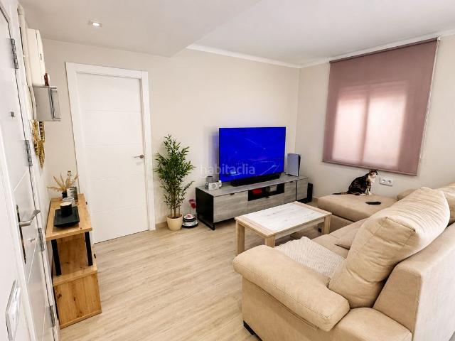 Piso en venta en Cornellà de Llobregat, La Gavarra. Piso reformado con terraza !. Pisos Cornellà de.