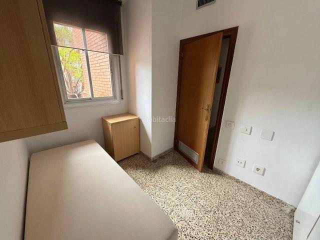 Piso en venta en Cornellà de Llobregat, La Gavarra. Se vende magnífico piso en Carretera dEsplugues, justo delante de la parada del Tramvia El Pedró. Pisos Cornellà de.