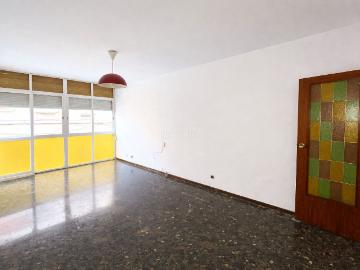 Piso en venta en Cornellà de Llobregat, La Gavarra. Urban Grup presenta magnifico piso de 4 habitaciones con ascensor en La Gavarra. Pisos Cornellà de.