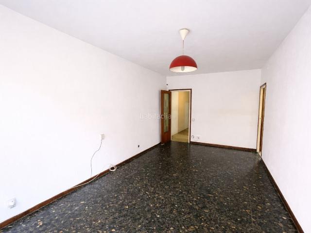 Piso en venta en Cornellà de Llobregat, La Gavarra. Urban Grup presenta magnifico piso de 4 habitaciones con ascensor en La Gavarra. Pisos Cornellà de.