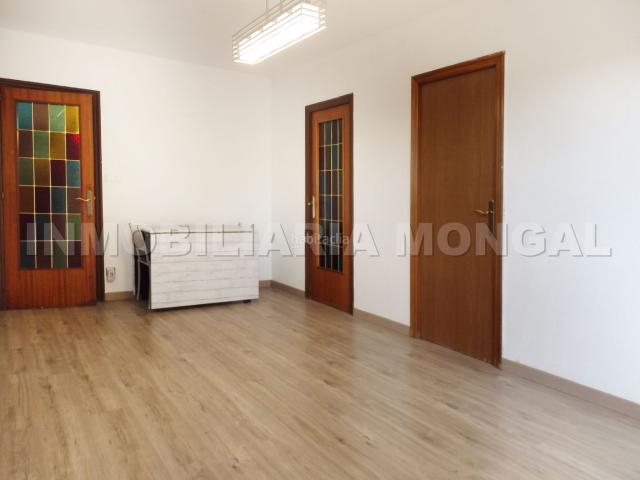 Piso en venta en Cornellà de Llobregat, La Gavarra. VIVIENDA DE TRES HABITACIONES, BALCÓN, SOLEADO Y EXCELENTE UBICACIÓN. Pisos Cornellà de.