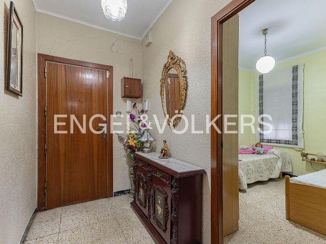 Piso en venta en Cornellà de Llobregat, Riera. Piso de 4 habitaciones con balcón en calle Francesc Layret. Pisos Cornellà de.