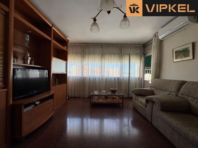 Piso en venta en Cornellà de Llobregat, Sant Ildefons. ¡Amplitud, luz natural y vistas impresionantes desde una 10ª planta!. Pisos Cornellà de.