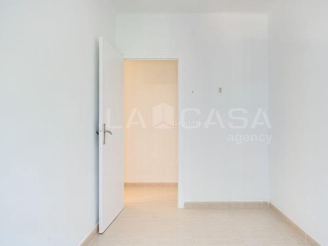 Piso en venta en Cornellà de Llobregat, Sant Ildefons. PISO 3 HABITACIONES Y BALCON en Carrer de la Caoba, Cornellà de Llobregat, Barcelona, Catalunya, España. Pisos Cornellà de.