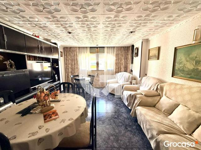 Piso en venta en Cornellà de Llobregat, Sant Ildefons. Piso exterior, amueblado y listo para entrar a vivir en Sant Ildefons!. Pisos Cornellà de.