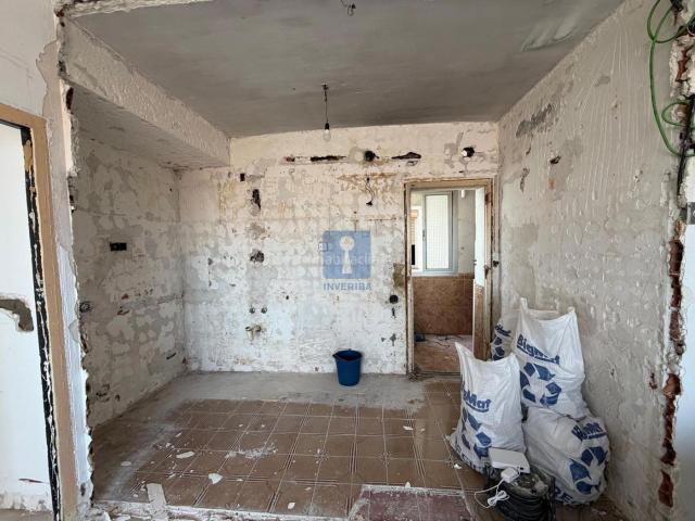 Piso en venta en Cornellà de Llobregat, Sant Ildefons. Piso para reformar en Calle Buri, Cornellà de Llobregat, Barcelona. Pisos Cornellà de.