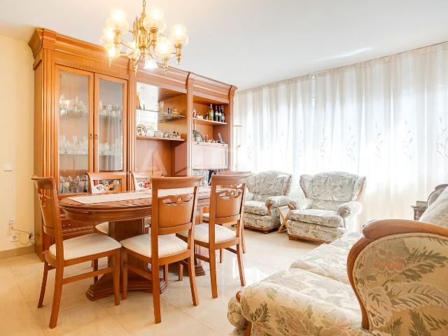 Piso en venta en Cornellà de Llobregat, Sant Ildefons. VIVIENDA COMPLETAMENTE EXTERIOR DE 4 HABITACIONES, CON ASCENSOR Y BALCÓN, LISTA PARA ENTRAR A VIVIR!. Pisos Cornellà de.
