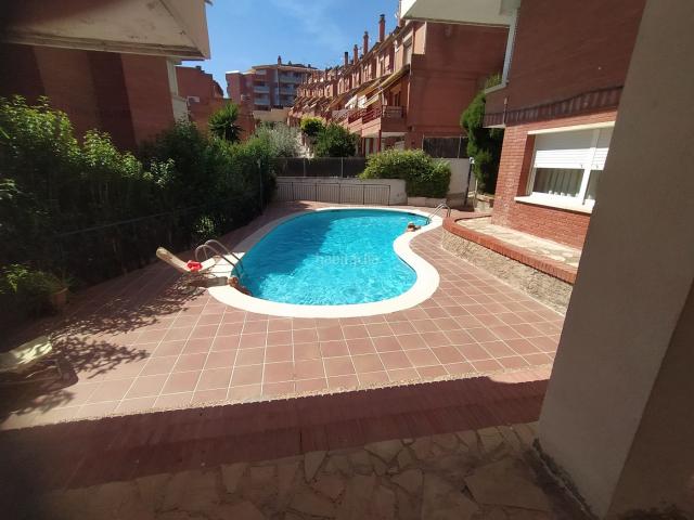 Piso en venta en Corbera de Llobregat. Amplio piso de 165 m² con piscina, jardín, terrazas y trastero en el centro de Corbera. Pisos Corbera de.