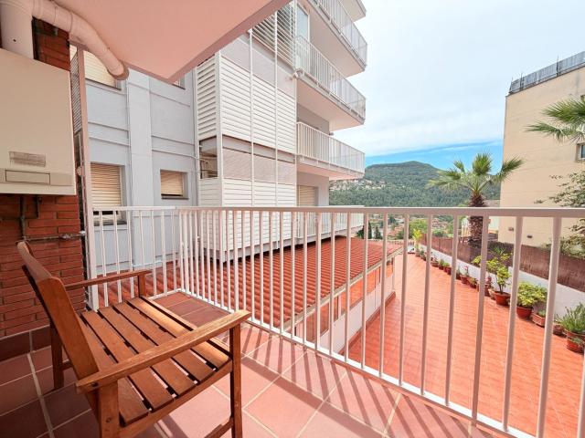 Piso en venta en Corbera de Llobregat. Piso de 4 habitaciones con plaza de aparcamiento, trastero y terraza privativa en Corbera de Llobregat. Pisos Corbera de.