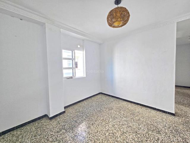Piso en venta en Coria del Río. Piso para reformar en Avenida Primero de Mayo, Coria del Río. Pisos Coria del.
