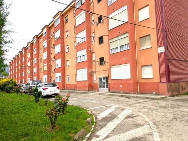 Piso en venta en Corrales de Buelna Los. Buscas una inversión con gran potencial? Te presentamos esta vivienda de 3 dormitorios, ideal para quienes desean remodelar y adap. Pisos Corrales de Buelna.