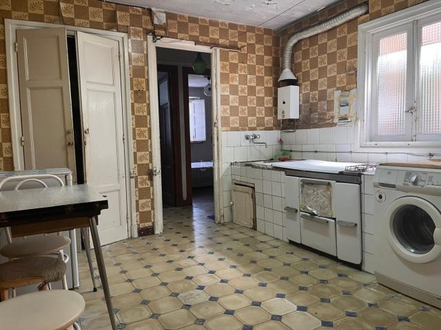 Piso en venta en Corrales de Buelna Los. Si buscas una vivienda para reformar y convertirla en un hogar totalmente a tu gusto, esta puede ser la oportunidad que estabas es. Pisos Corrales de Buelna.