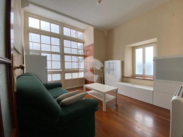 Piso en venta en Coruña A, Ciudad Vieja. Apartamento de dos dormitorios ubicado en pleno corazón comercial y financiero de A Coruña, una de las zonas más dinámicas y deman. Pisos Coruña.