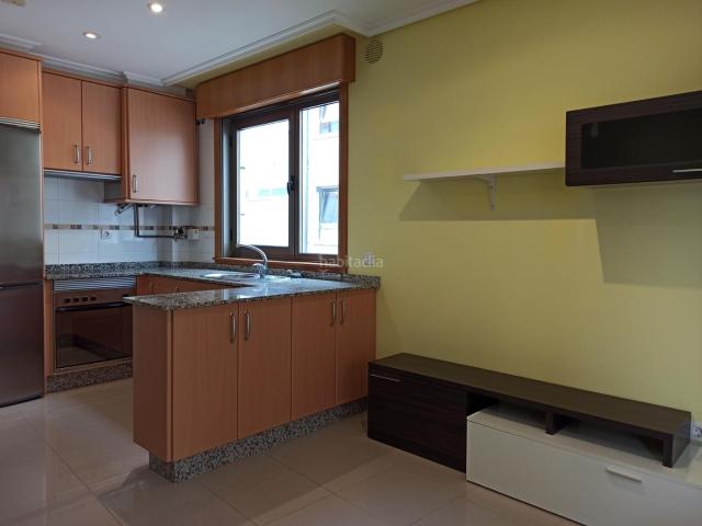 Piso en venta en Coruña A, Cuatro Caminos Plaza de la Cubela. Piso TODO EXTERIOR orientación al SUR. Dos dormitorios, 2 baños, cocina americana, lavadero. Plaza de Garaje y trastero. Pisos.