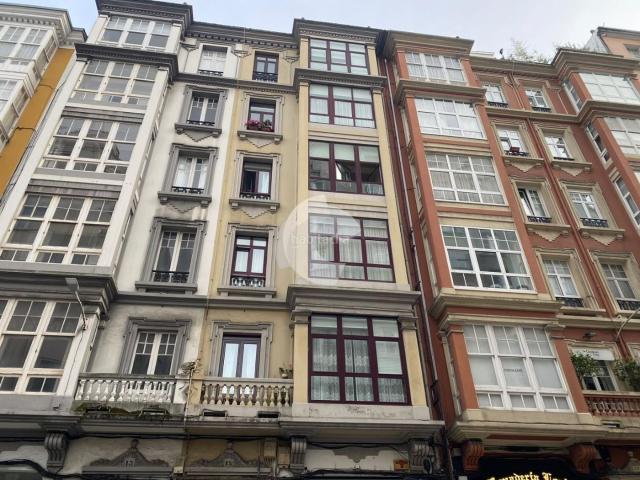 Piso en venta en Coruña A, Ensanche. Espectacular piso con techos altos y gran potencial en Plaza de Vigo. Ubicación premium y luminosidad en el corazón de A Coruña. S. Pisos Coruña.