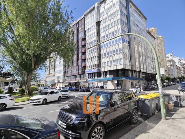Piso en venta en Coruña A, Ensanche. Luminosa vivienda en muy buen estado y con una privilegiada ubicación. Pisos Coruña.