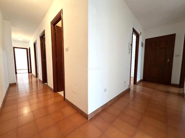 Piso en venta en Coruña A, Los Castros Castrillón. Zona Monelos. Piso amplio, 4 dormitorios. Patio. Trastero. Pisos Coruña.