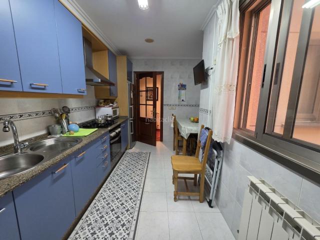 Piso en venta en Coruña A, Los Rosales. PISO EN LOS ROSALES DE 3 HABITACIONES, 2 BAÑOS, SALÓN Y COCINA, CON PLAZA DE GARAJE Y TRASTERO. Pisos Coruña.