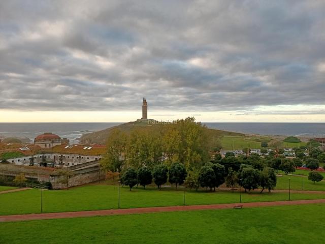 Piso en venta en Coruña A, Monte Alto Zalaeta Atocha. PISO SIUTADO A UN PASO DEL PASEO MARITIMO TORRE HERCULES. Pisos Coruña.