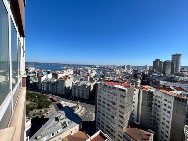 Piso en venta en Coruña A, San Pablo Juan Flórez. ESPECTACULAR VIVIENDA CON VISTAS AL MAR y PUERTO CON DOS PLAZAS DE GARAJE. Pisos Coruña.