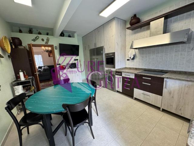 Piso en venta en Durango. Amplio piso reformado de 120 m con 3 dormitorios y 2 baños. Calefacción individual, terraza de 60 m y vistas despejadas. No te lo. Pisos.