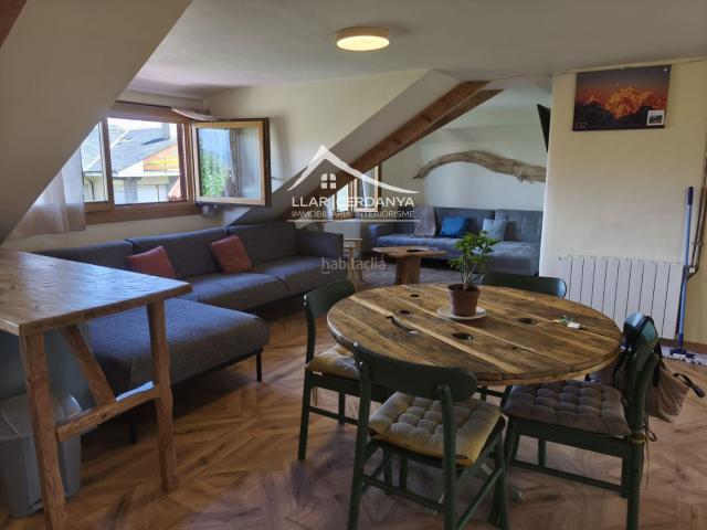 Piso en venta en Das. Piso Atico en venta en ALP con 3 hab, 2 baños. Totalmente reformado. Con gran garaje cerrado. Totalmente reformado. Pisos.