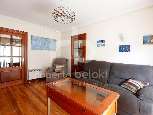 Piso en venta en Deba. Tres habitaciones, dos balcones y vistas despejadas en Deba. Pisos.