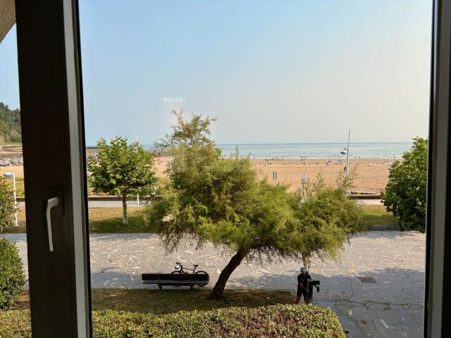 Piso en venta en Deba. Vivienda en primera línea de playa en Deba, Gipuzkoa. Pisos.
