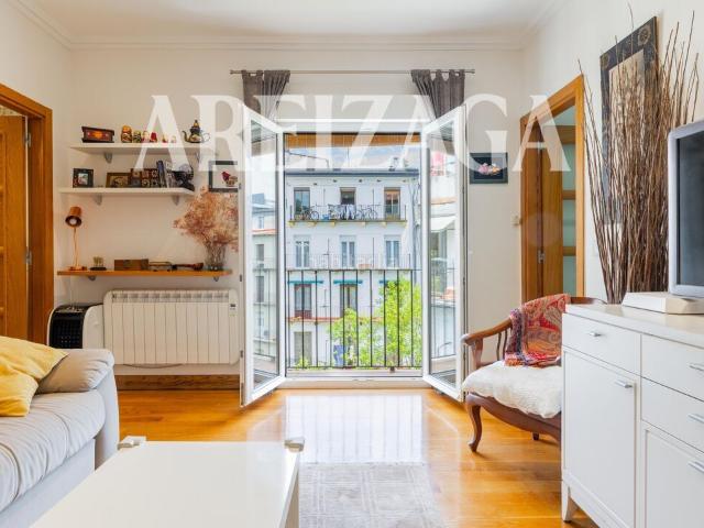 Piso en venta en Donostia San Sebastián, Área Romántica. Zona Plaza Easo, vivienda en planta alta, en buen estado. Pisos Donostia San.