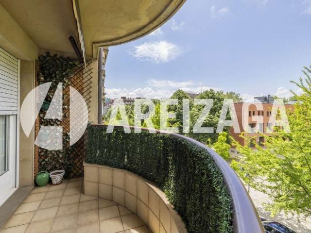 Piso en venta en Donostia San Sebastián, Antiguo. Ondarreta con vista despejada y al SUR, extraordinaria vivienda, altura intermedia. Garaje y trastero incluidos. Pisos Donostia San.