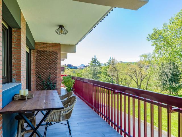 Piso en venta en Donostia San Sebastián, Aiete. Luminosa vivienda de diseño, con terraza y vistas despejadas a la venta en San Sebastián. Pisos Donostia San.