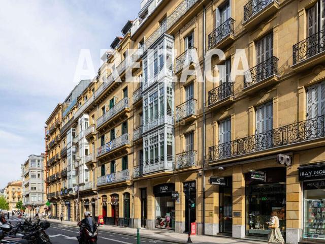 Piso en venta en Donostia San Sebastián, Área Romántica. Junto a la catedral del Buen Pastor, 1er piso exterior a patio de manzana abierto y orientado al Sur. Pisos Donostia San.