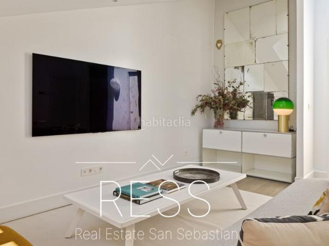 Piso en venta en Donostia San Sebastián, Área Romántica. Real Estate San Sebastián RESS presenta en exclusiva esta acogedora vivienda situada en una de las calles más céntricas y demand. Pisos.