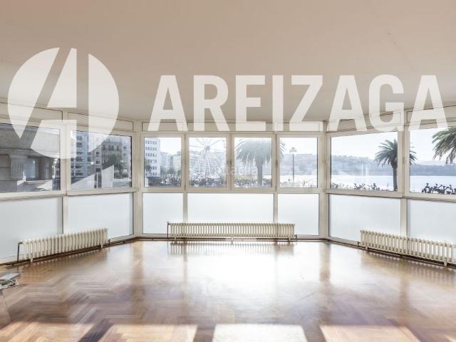 Piso en venta en Donostia San Sebastián, Área Romántica. Vivienda en calle Hernani de 340 m2, segregable, con vistas a la Bahía. Incluye tres plazas de garaje y un trastero en el mismo ed. Pisos.