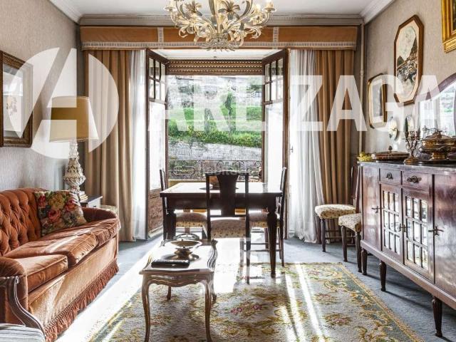 Piso en venta en Donostia San Sebastián, Gros. Gros, Avd. Ategorrieta. Amplia vivienda con terraza Sur y vista despejada, ubicada en planta alta. Requiere reforma integral. Pisos Donostia San.