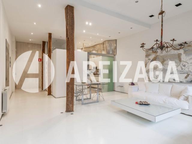 Piso en venta en Donostia San Sebastián, Parte Vieja. 31 de Agosto, junto a San Vicente, a 10 minutos de la playa de la Zurriola. Vivienda totalmente reformada por decorador. Ascensor. Pisos.