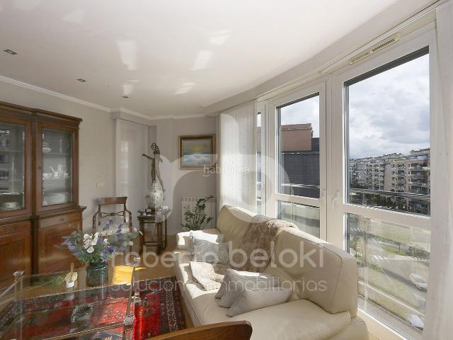 Piso en venta en Donostia San Sebastián, Riberas. Donde la luz entra despacio y la ciudad se vive de otra manera. Pisos Donostia San.