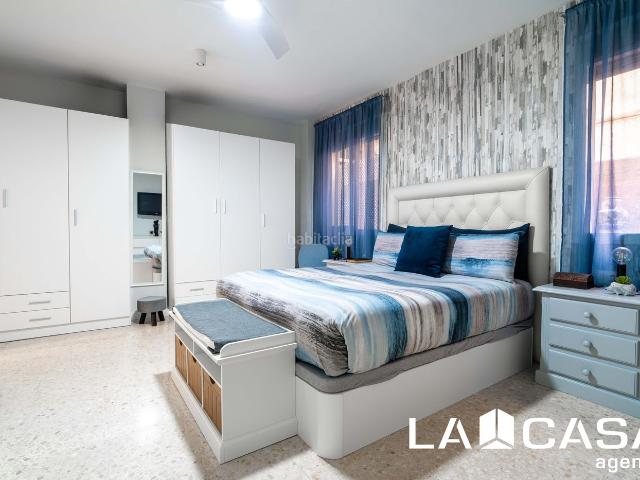 Piso en venta en Dos Hermanas, El Arenal La Pólvora. Piso amplio con garaje, trastero, patio y piscina comunitaria en Dos Hermanas. Pisos Dos.