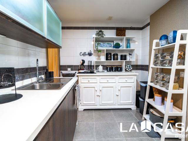Piso en venta en Dos Hermanas, El Arenal La Pólvora. Piso amplio con garaje, trastero, patio y piscina comunitaria en Dos Hermanas. Pisos Dos.